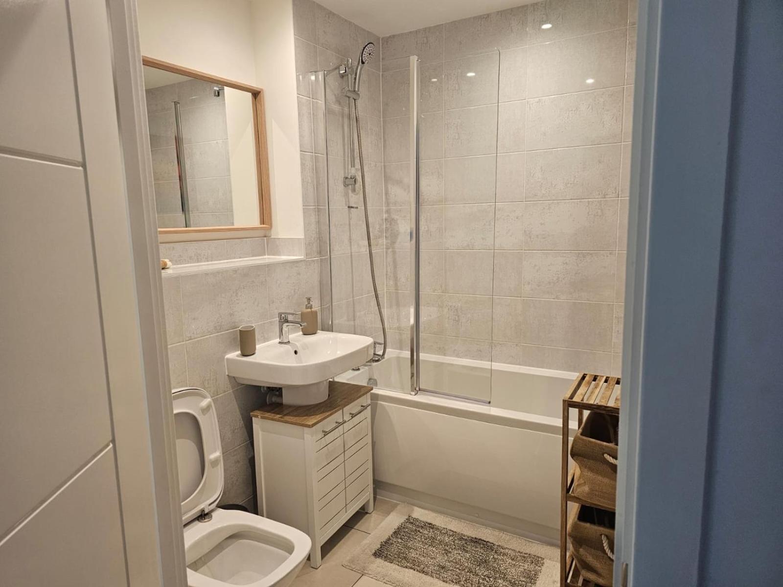 Luxury 1-bed With Balcony & Free Parking * Milton Keynes