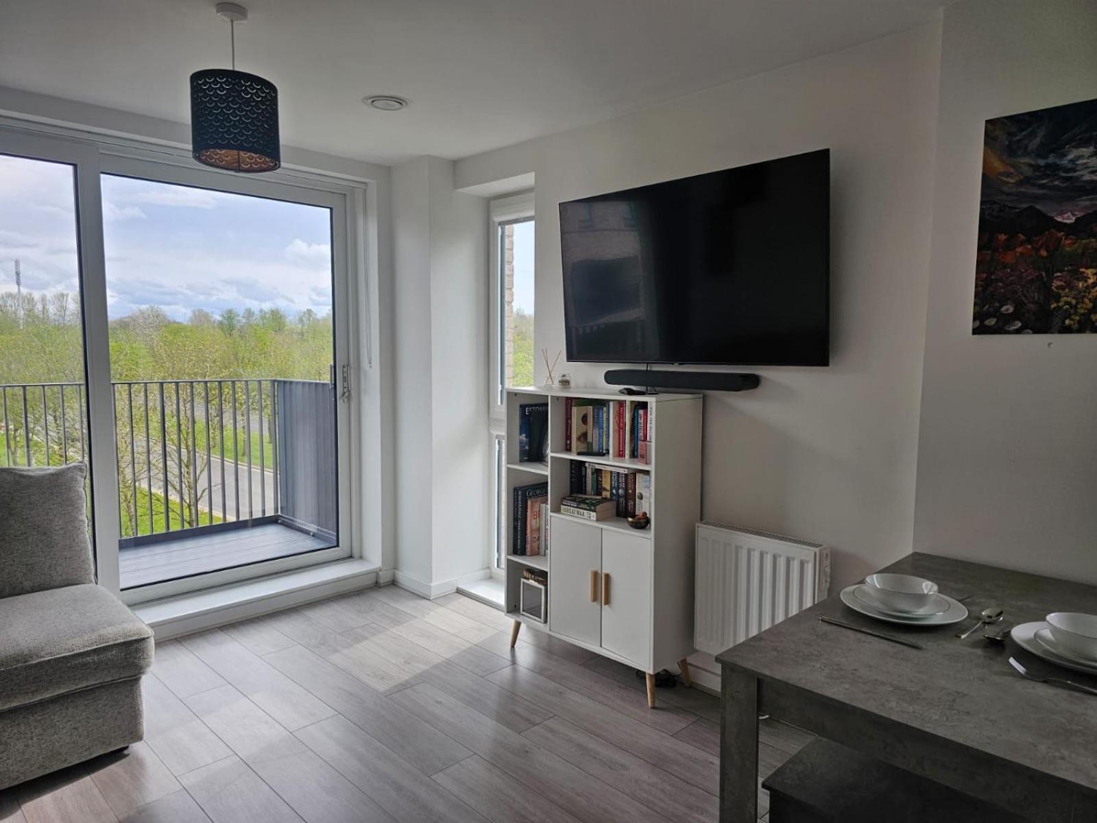 Apartment Luxury 1-bed With Balcony & Free Parking
