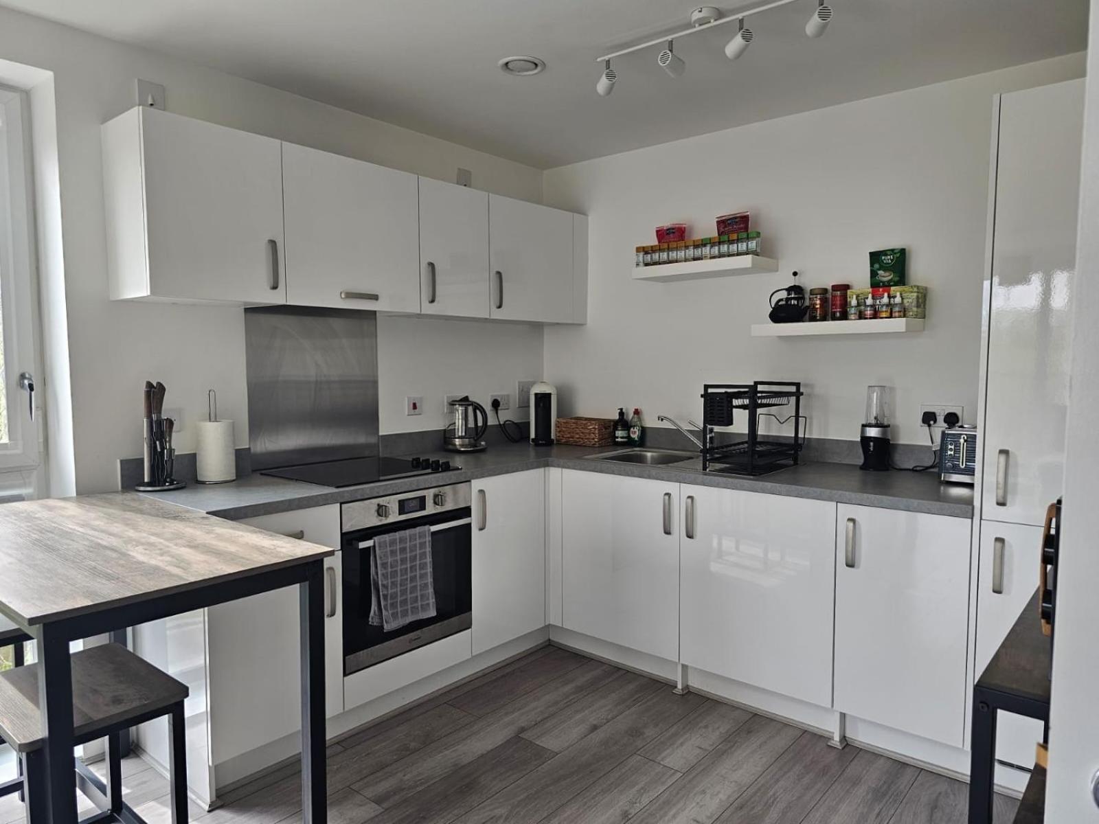 Luxury 1-bed With Balcony & Free Parking Apartment *