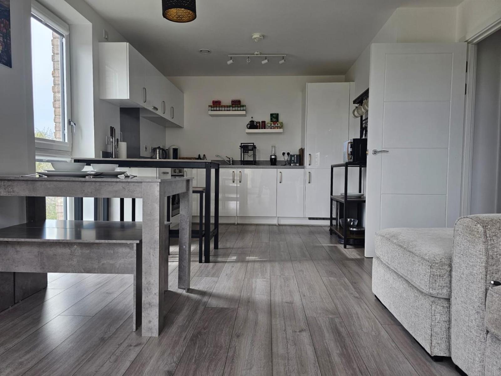 Luxury 1-bed With Balcony & Free Parking Apartment