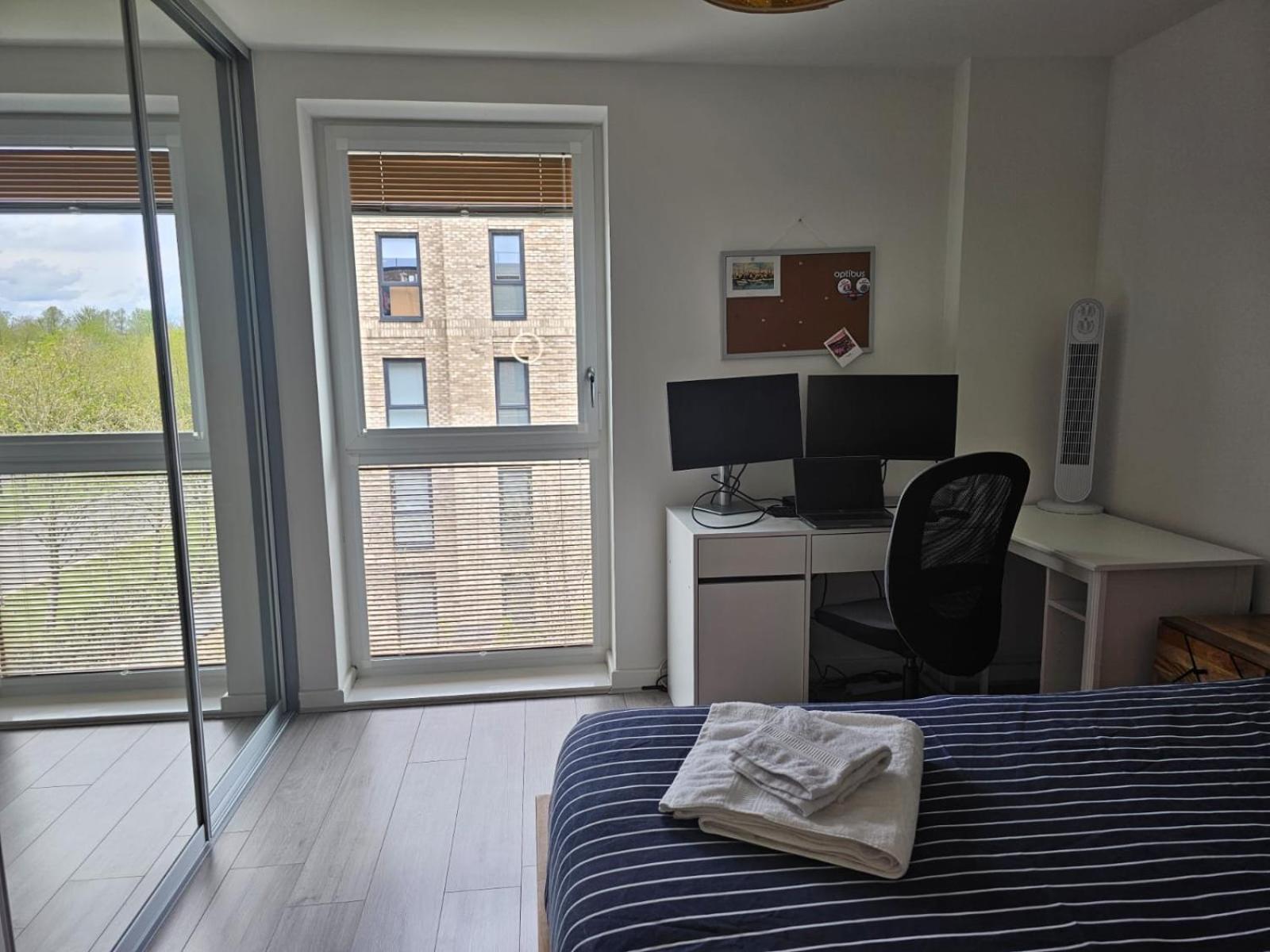 Luxury 1-bed With Balcony & Free Parking Apartment *