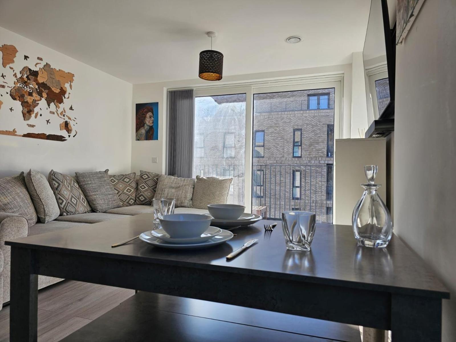 Apartment Luxury 1-bed With Balcony & Free Parking Milton Keynes