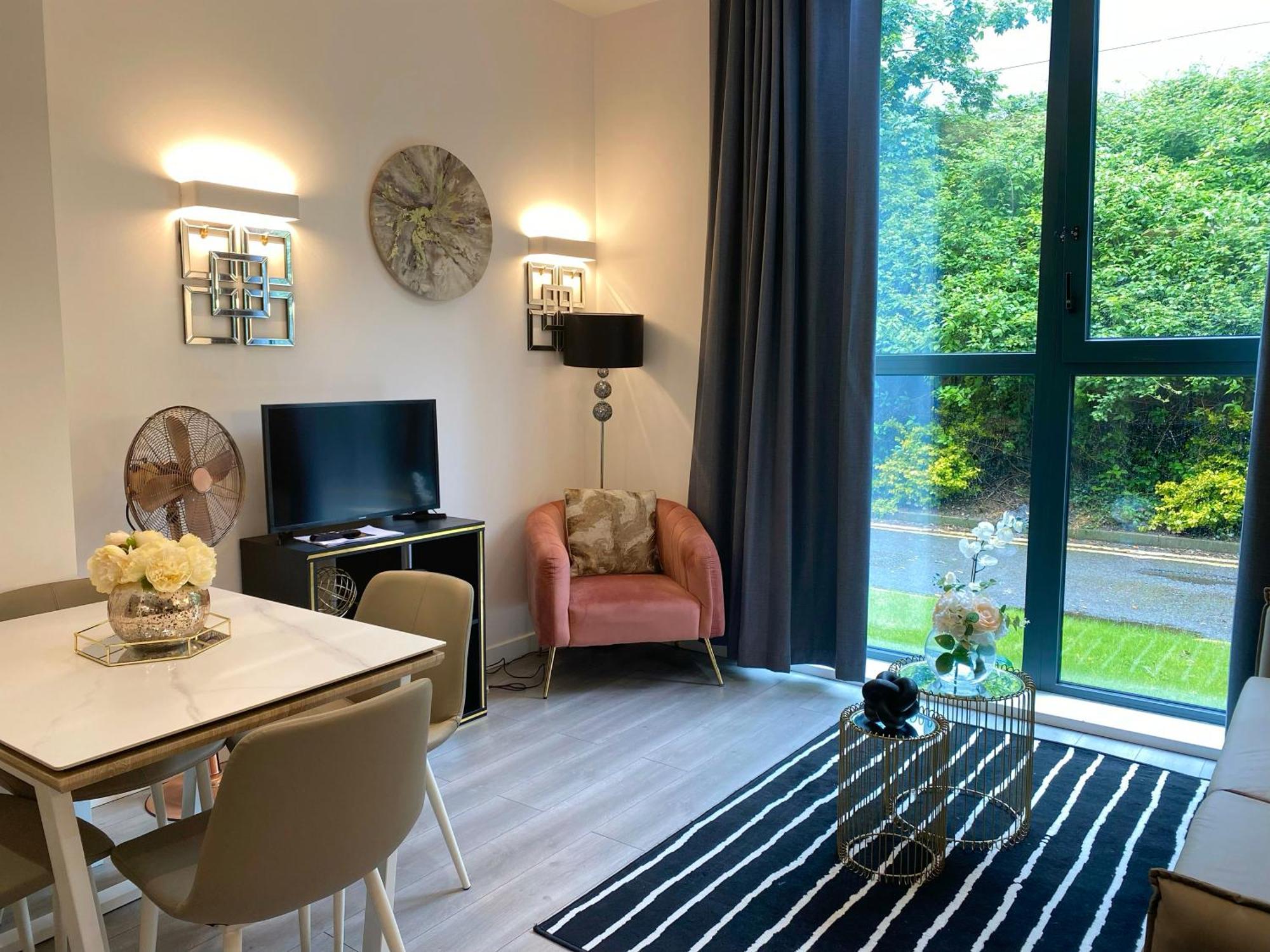 Newpointe Stunning 1-bedroom Serviced * Milton Keynes