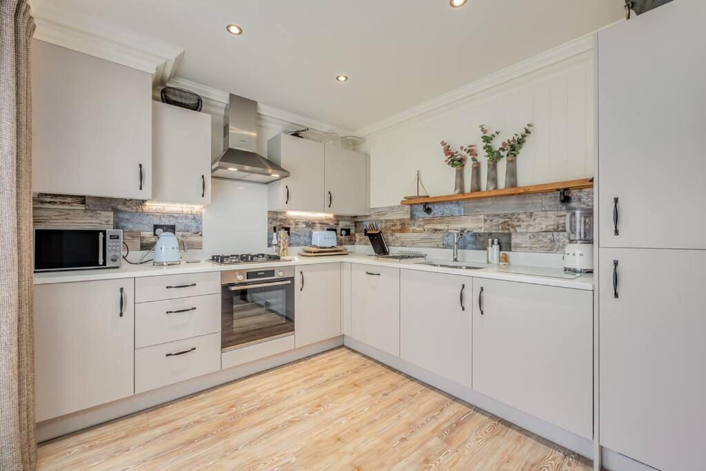 Stunning House In Olney With Balcony, Office, Self-check-in, Driveway Parking And Fast Wifi By Yoko Holiday home