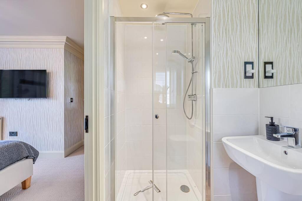 Holiday home Stunning House In Olney With Balcony, Office, Self-check-in, Driveway Parking And Fast Wifi By Yoko *
