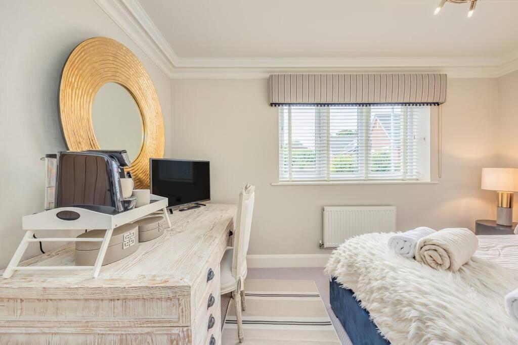 Stunning House In Olney With Balcony, Office, Self-check-in, Driveway Parking And Fast Wifi By Yoko *