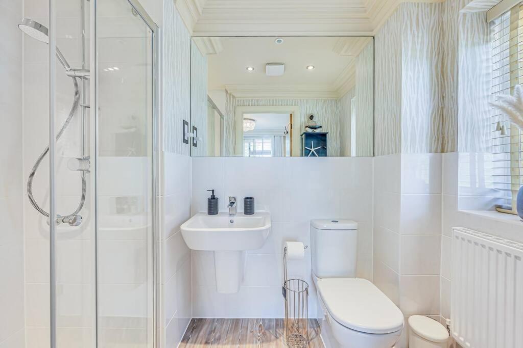 Stunning House In Olney With Balcony, Office, Self-check-in, Driveway Parking And Fast Wifi By Yoko Holiday home Milton Keynes