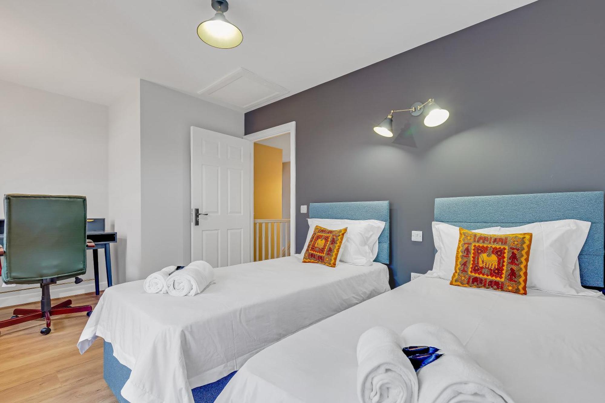 Upscale 3 Bedroom 3 Bathroom Detached House - Location - Free Driveway Parking, 75