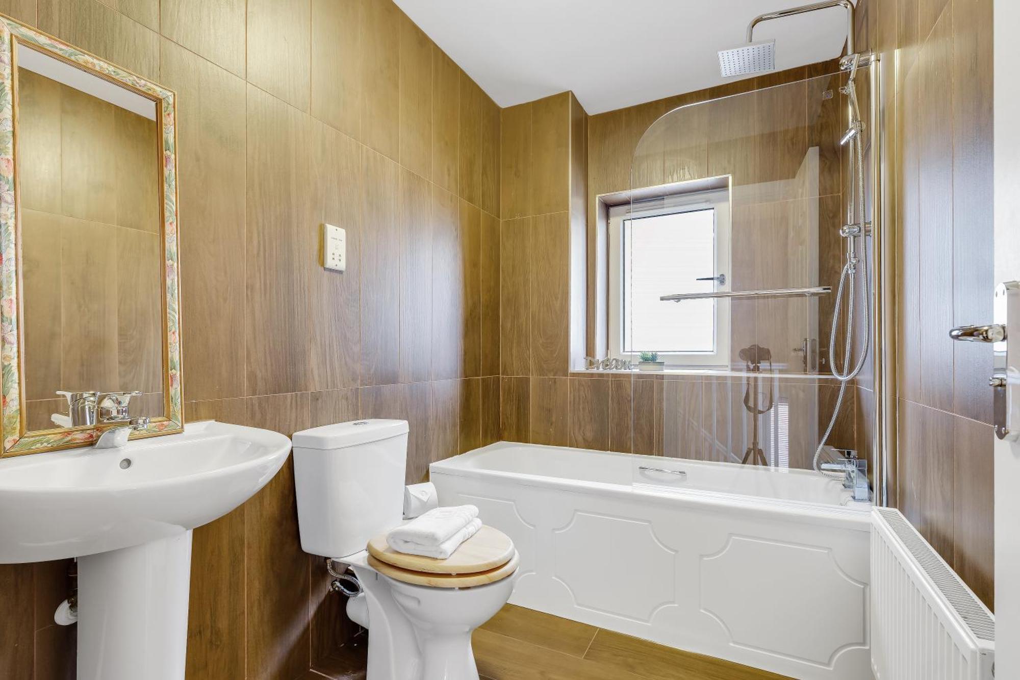 Upscale 3 Bedroom 3 Bathroom Detached House - Location - Free Driveway Parking, 75