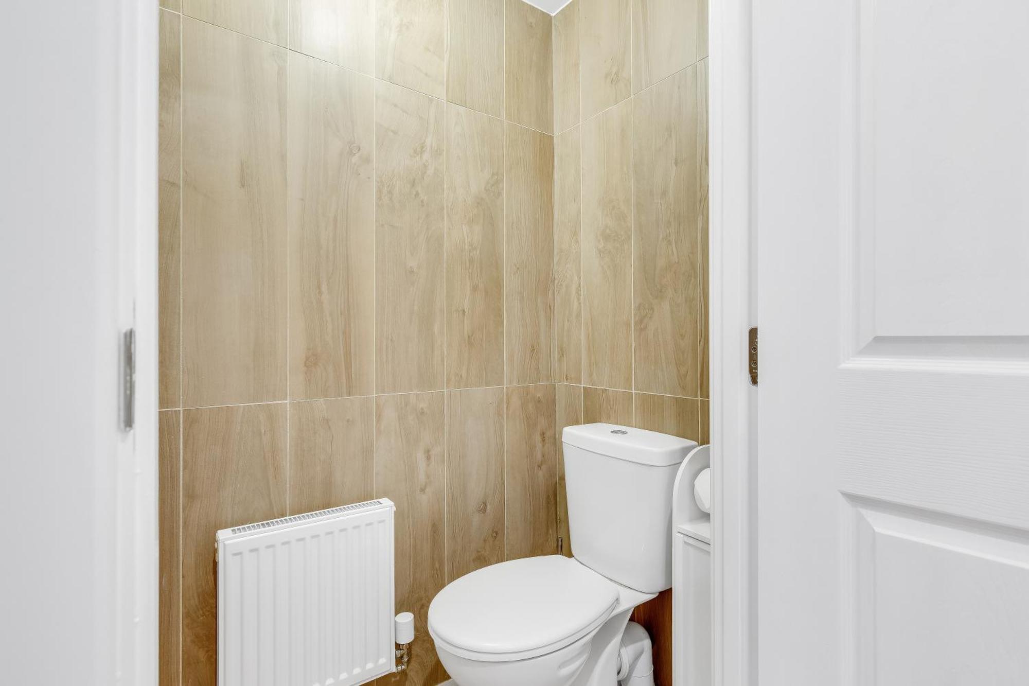 Upscale 3 Bedroom 3 Bathroom Detached House - Location - Free Driveway Parking, 75