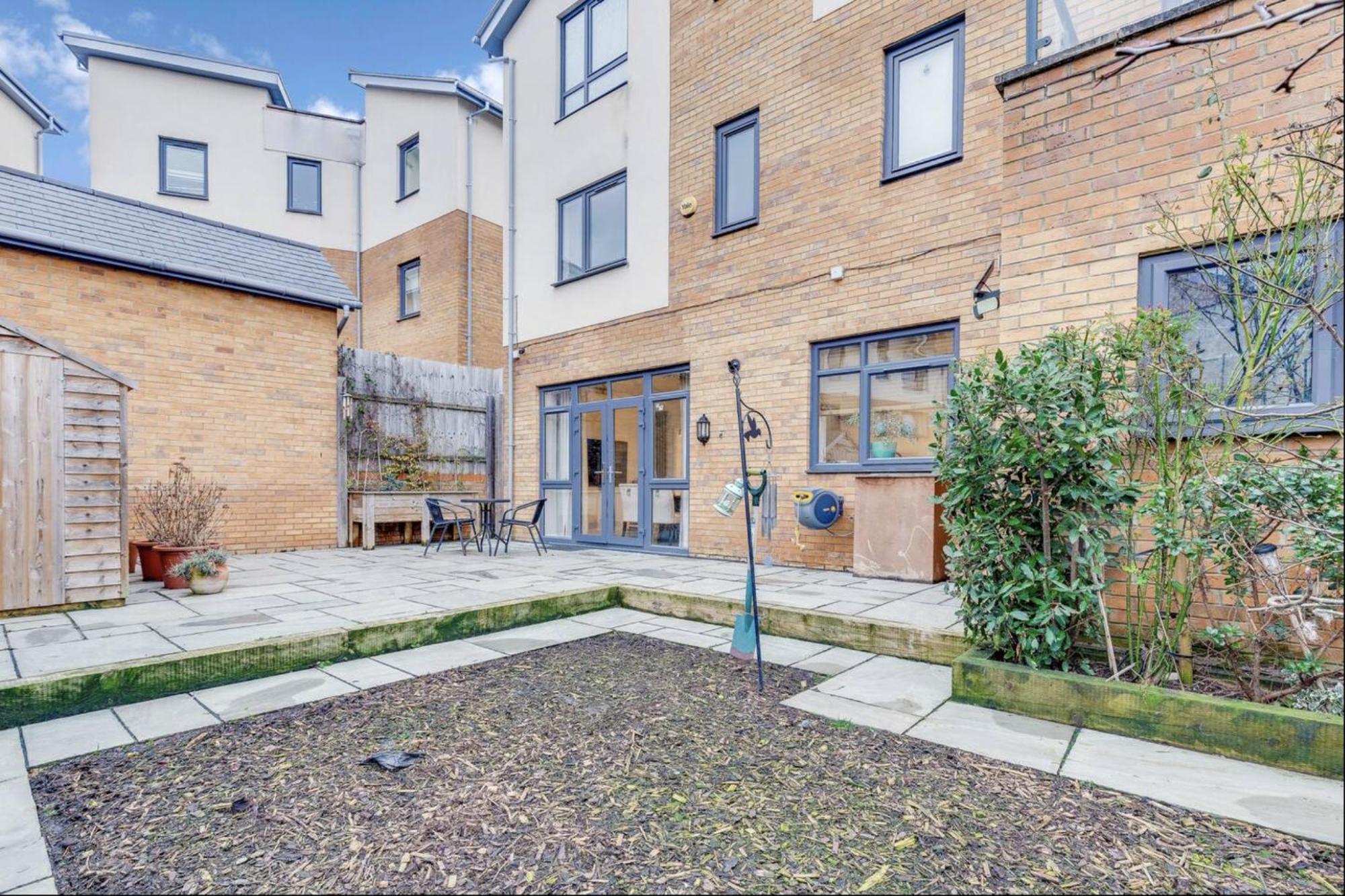 Upscale 3 Bedroom 3 Bathroom Detached House - Location - Free Driveway Parking, 75