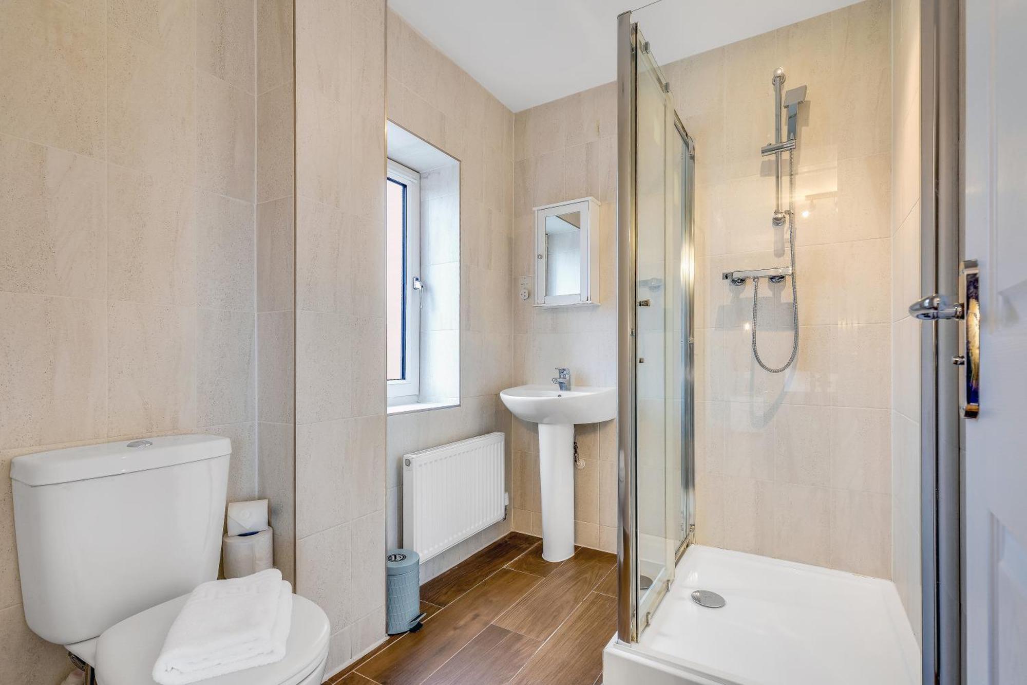 Upscale 3 Bedroom 3 Bathroom Detached House - Location - Free Driveway Parking, 75