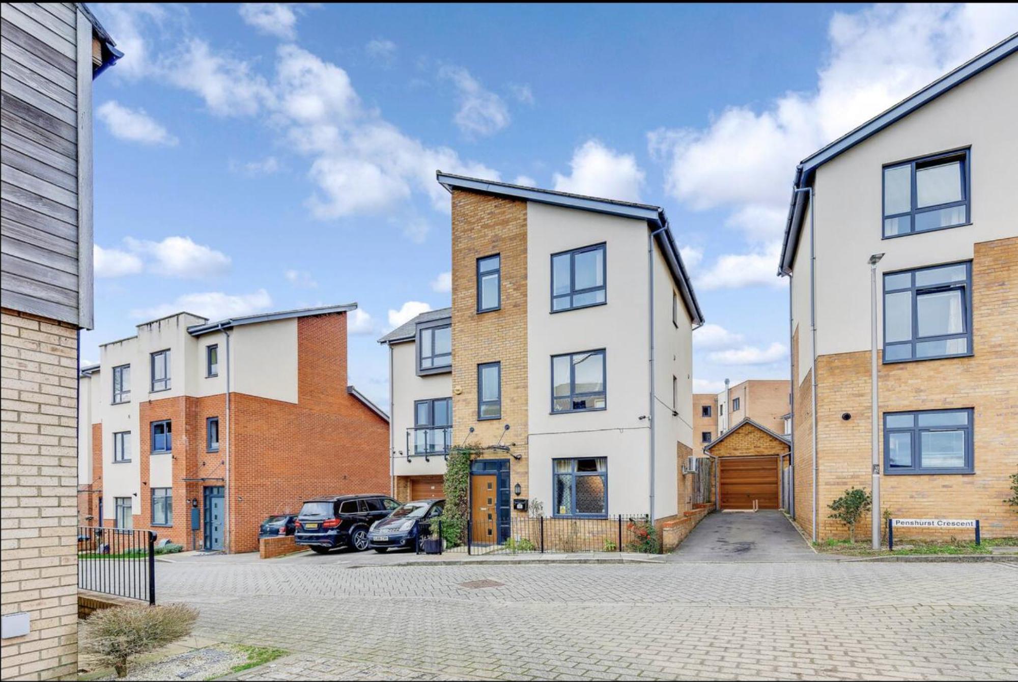 Upscale 3 Bedroom 3 Bathroom Detached House - Location - Free Driveway Parking, 75