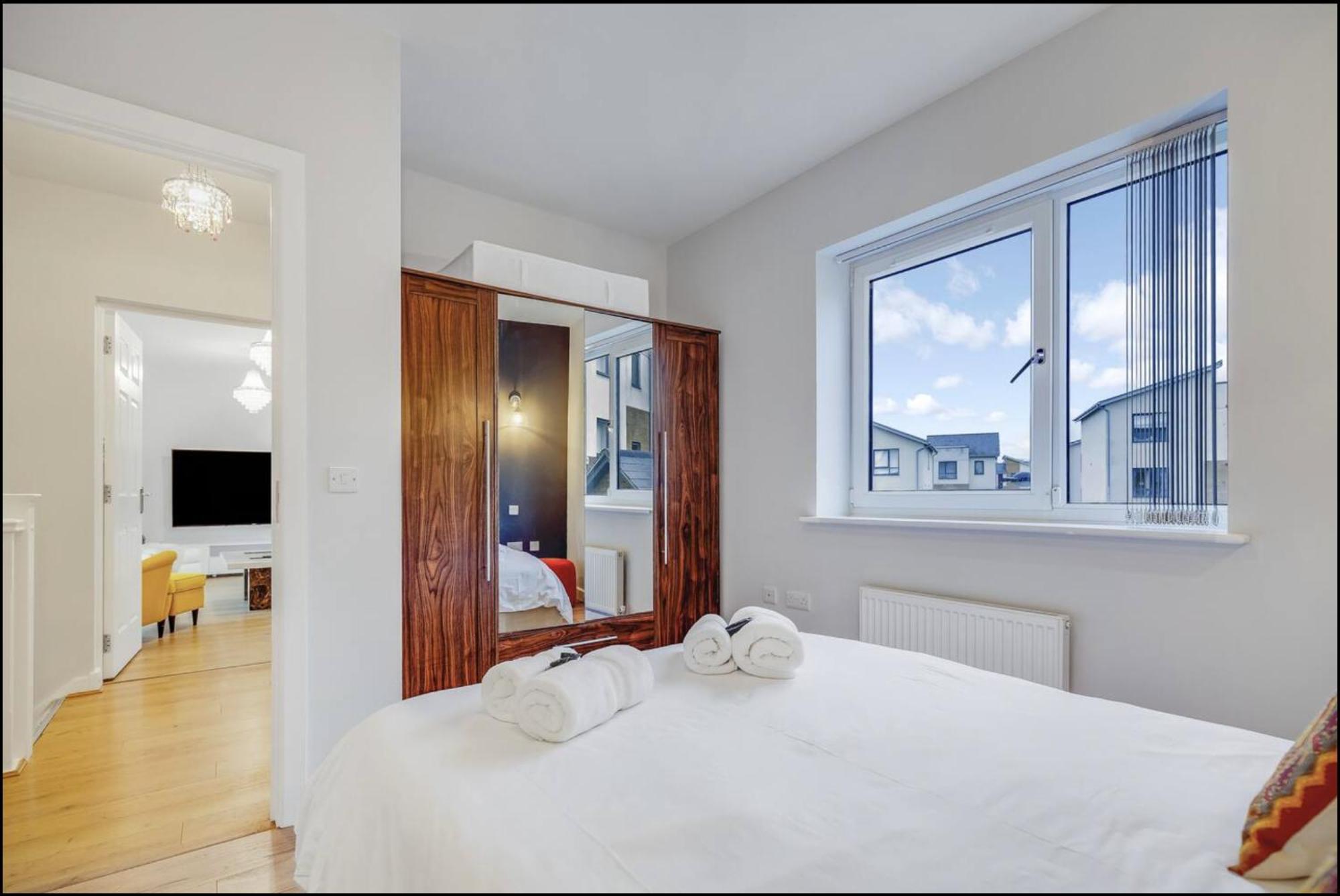 Upscale 3 Bedroom 3 Bathroom Detached House - Location - Free Driveway Parking, 75