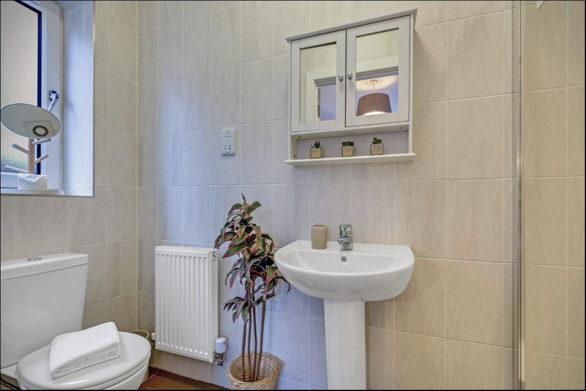 Upscale 3 Bedroom 3 Bathroom Detached House - Location - Free Driveway Parking, 75