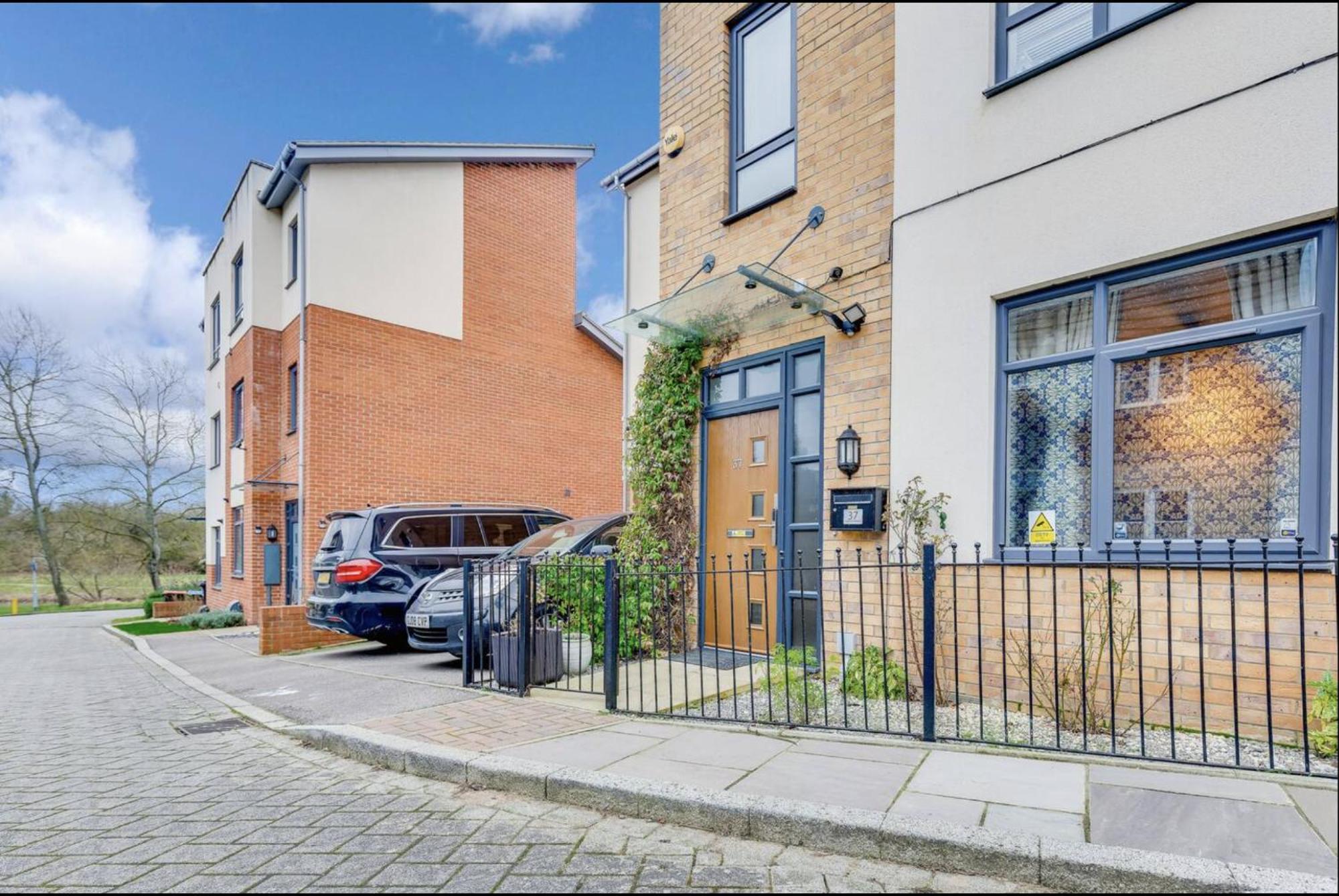 Upscale 3 Bedroom 3 Bathroom Detached House - Location - Free Driveway Parking, 75
