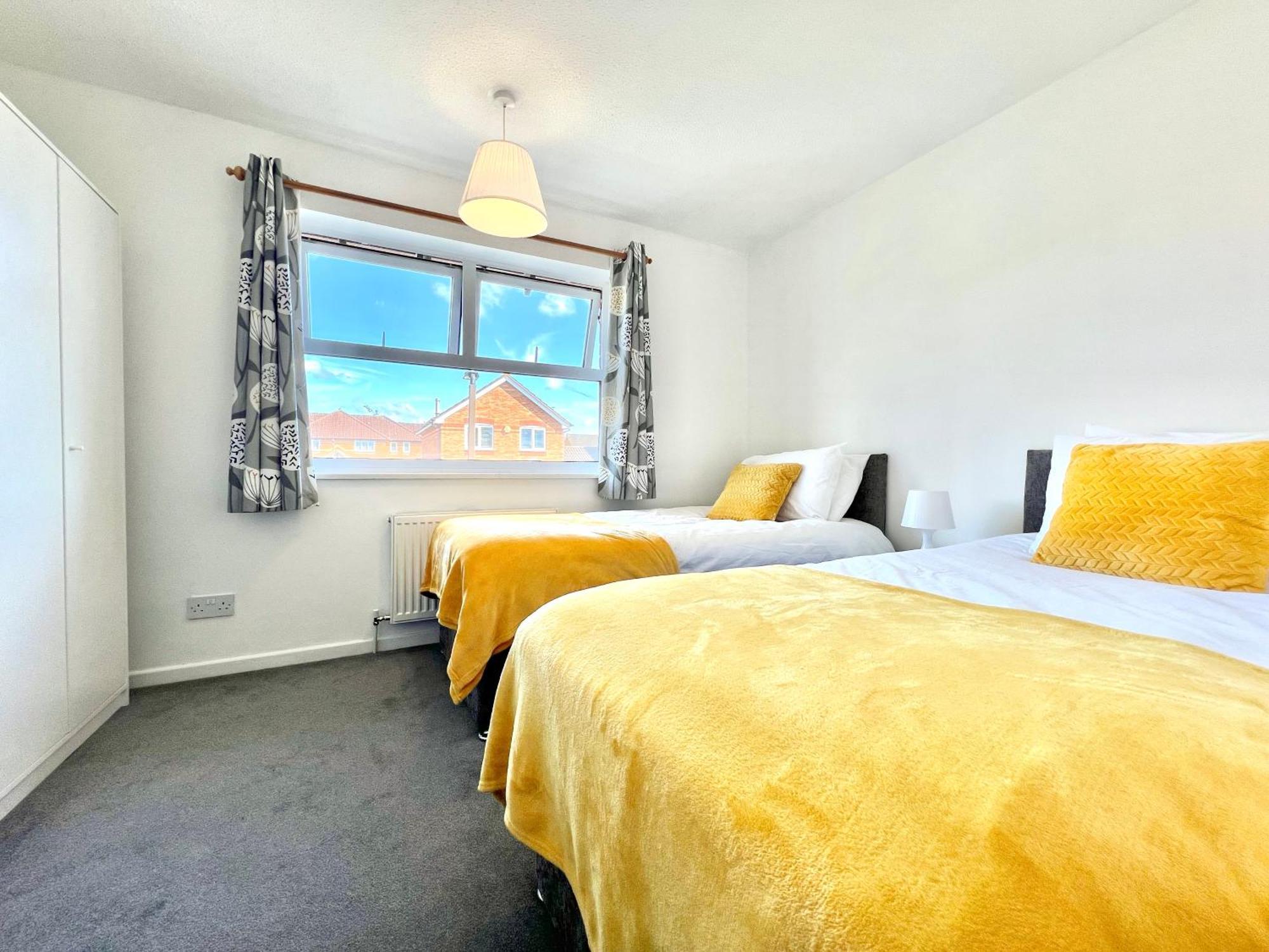 Holiday home Free Private Parking! Mk Home, Driveway And Garden! Fully Equipped 4 Beds! Train Station 5 Mins