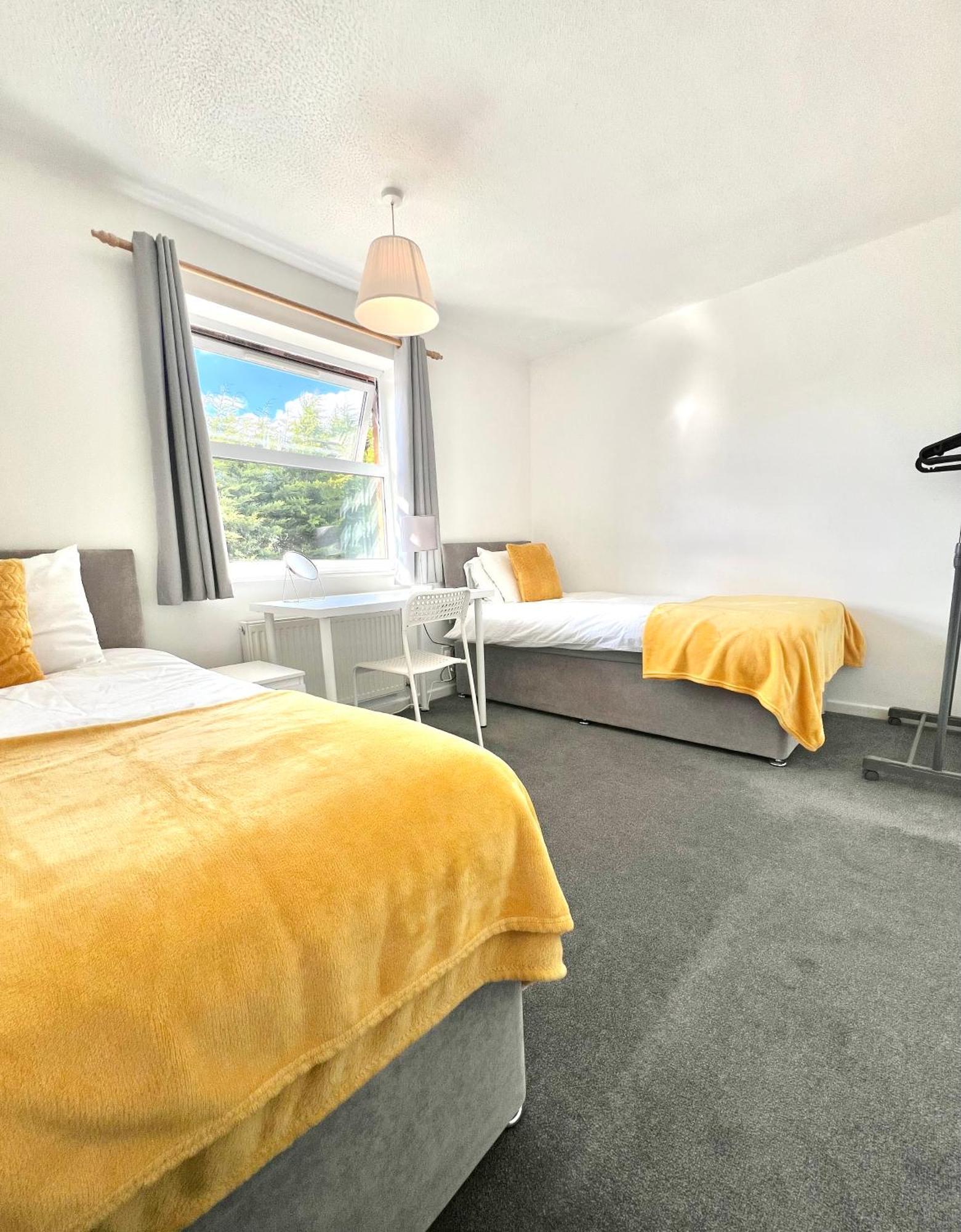 Free Private Parking! Mk Home, Driveway And Garden! Fully Equipped 4 Beds! Train Station 5 Mins Holiday home *