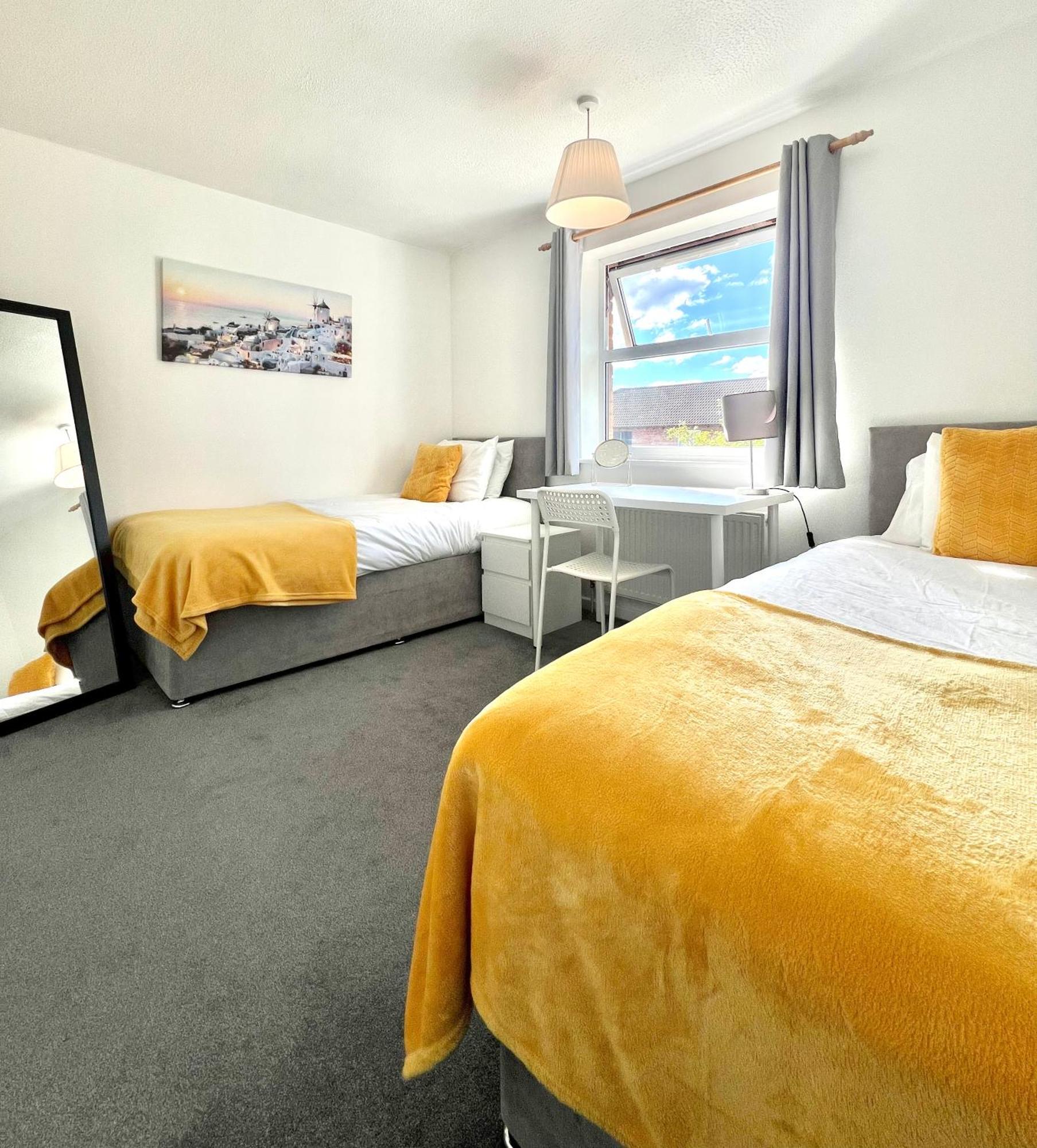 Holiday home Free Private Parking! Mk Home, Driveway And Garden! Fully Equipped 4 Beds! Train Station 5 Mins *