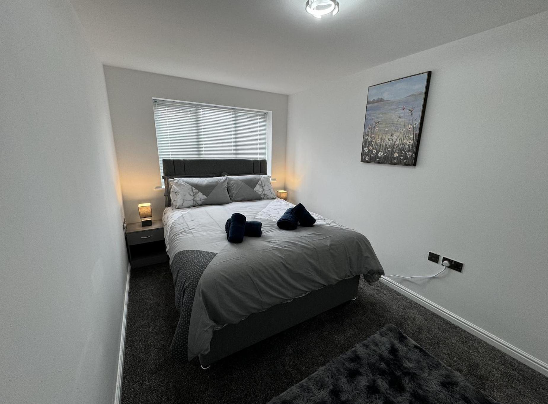 The Modern - 2 Bed 1 Bath Private Parking * Milton Keynes