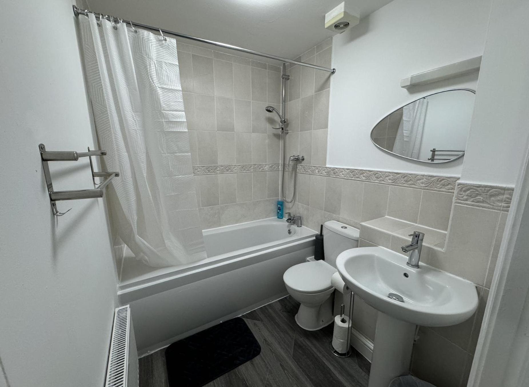 The Modern - 2 Bed 1 Bath Private Parking