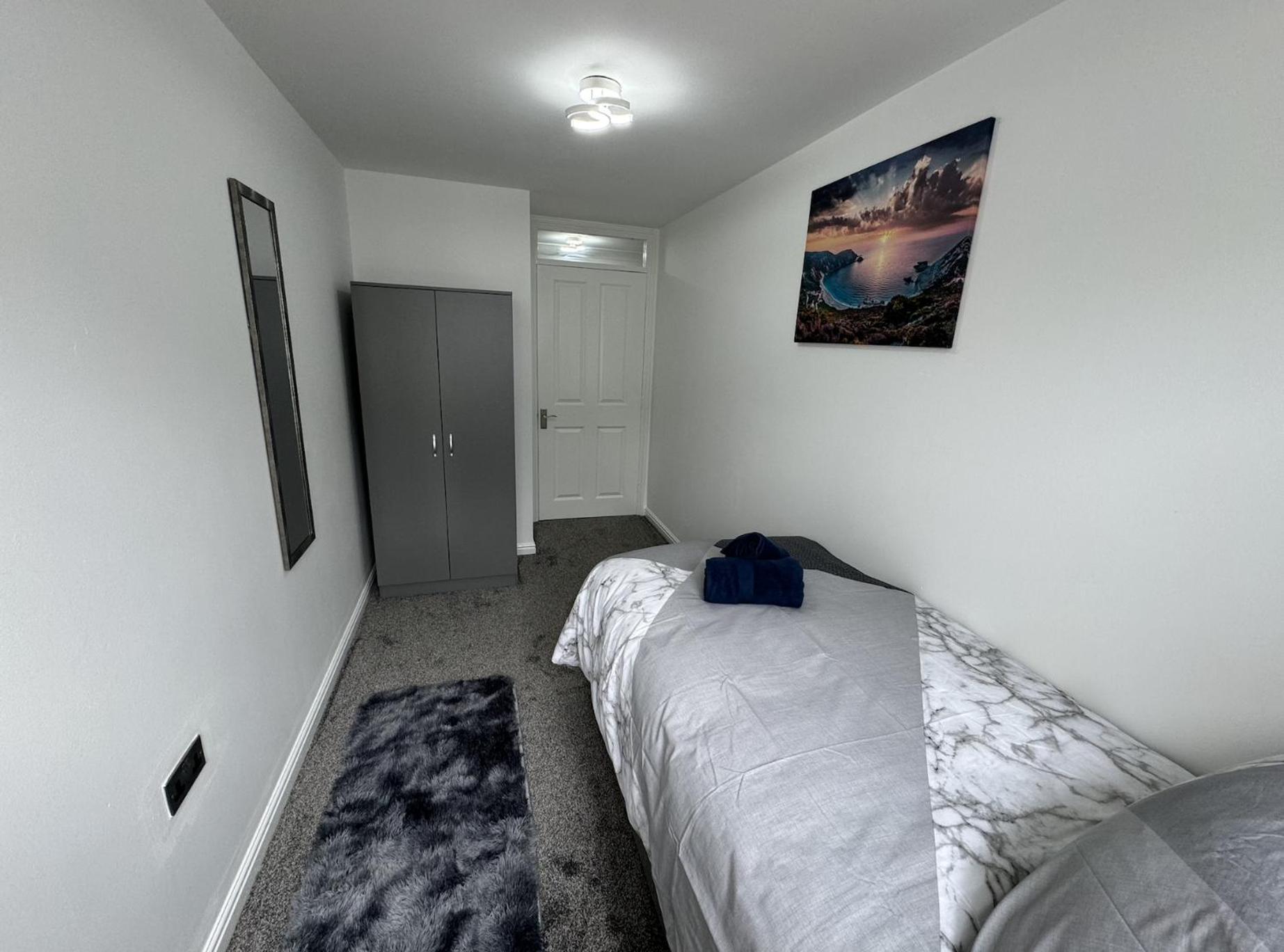 The Modern - 2 Bed 1 Bath Private Parking Apartment Milton Keynes