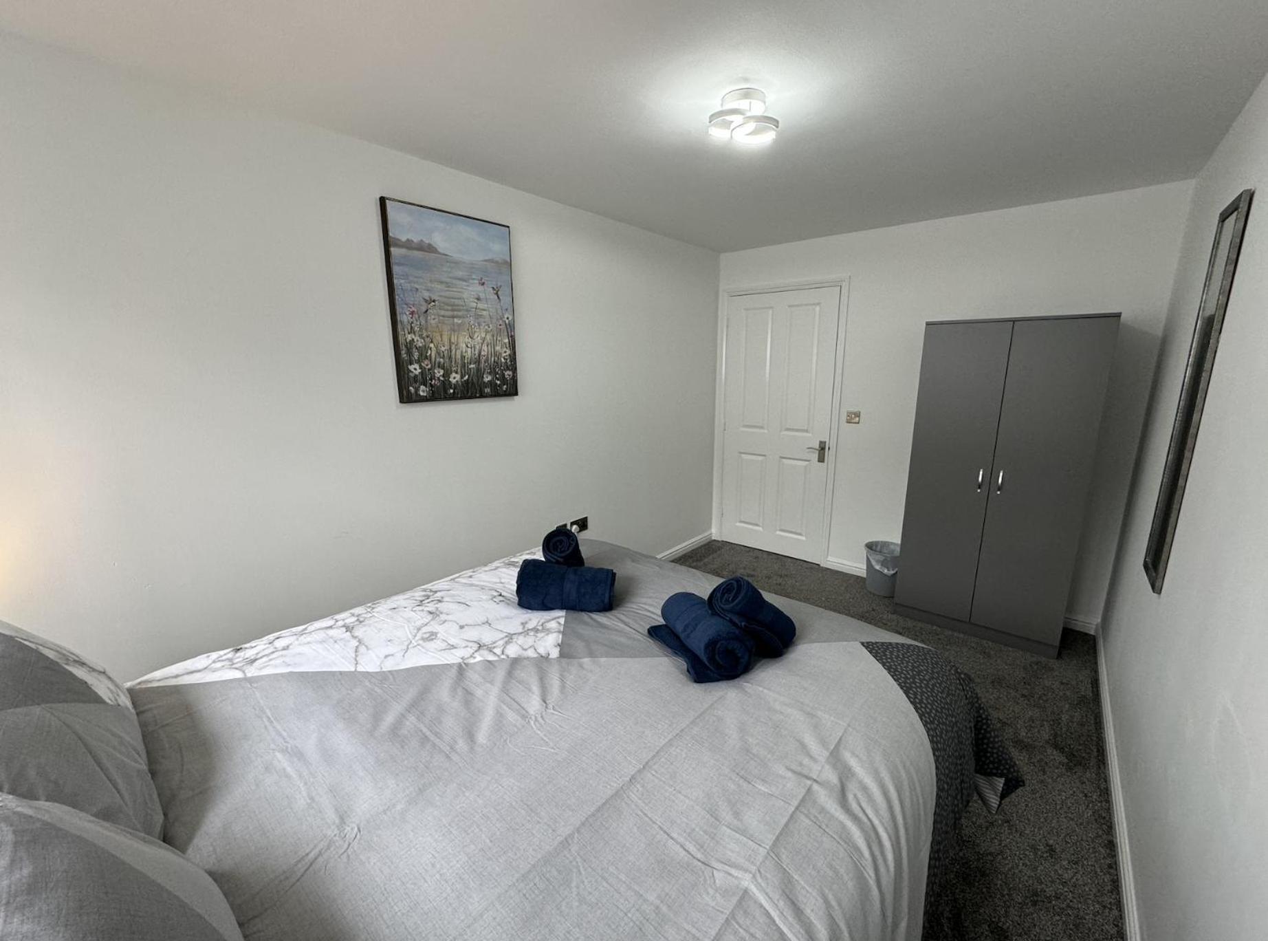 The Modern - 2 Bed 1 Bath Private Parking Milton Keynes