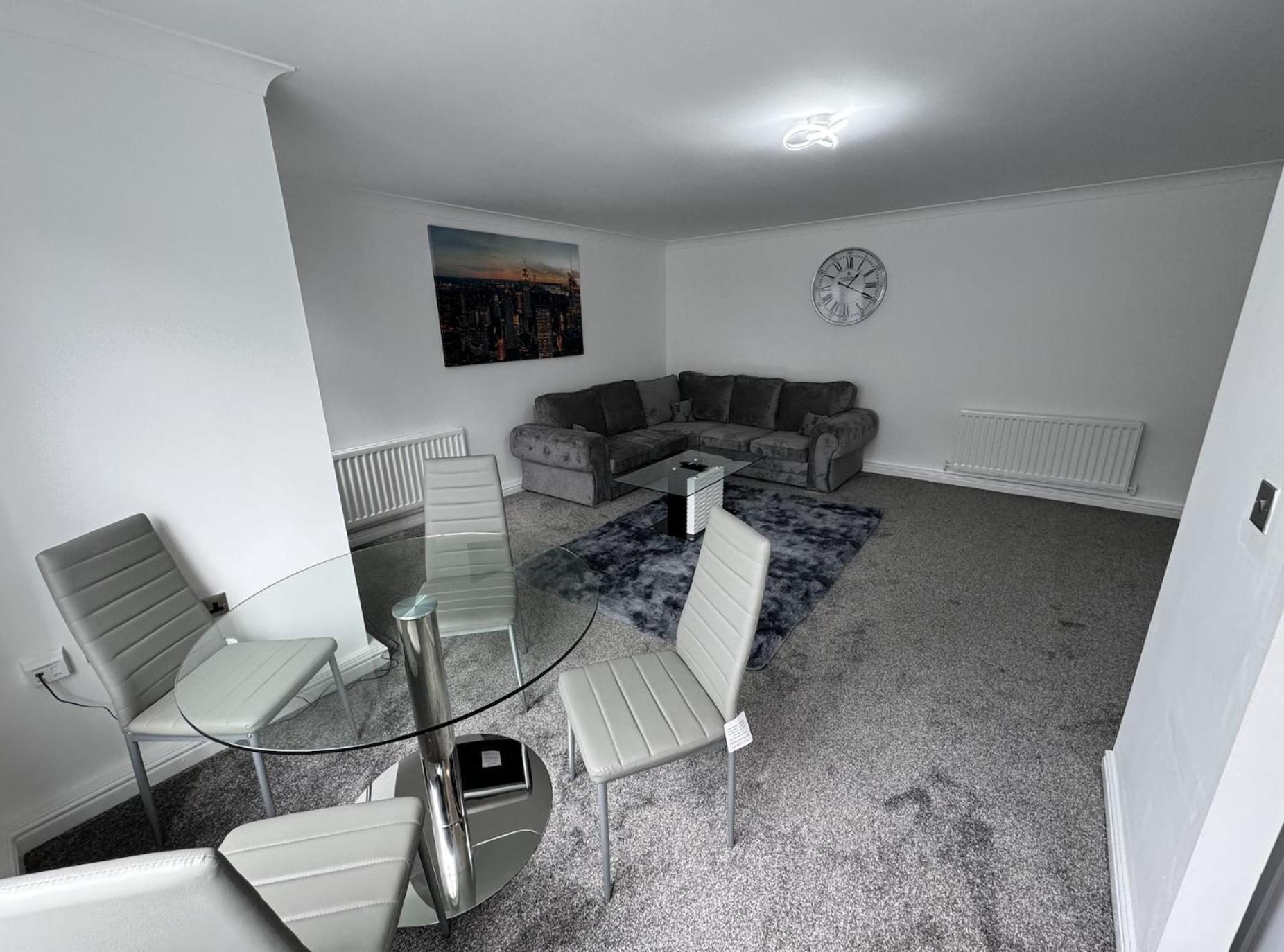 The Modern - 2 Bed 1 Bath Private Parking *