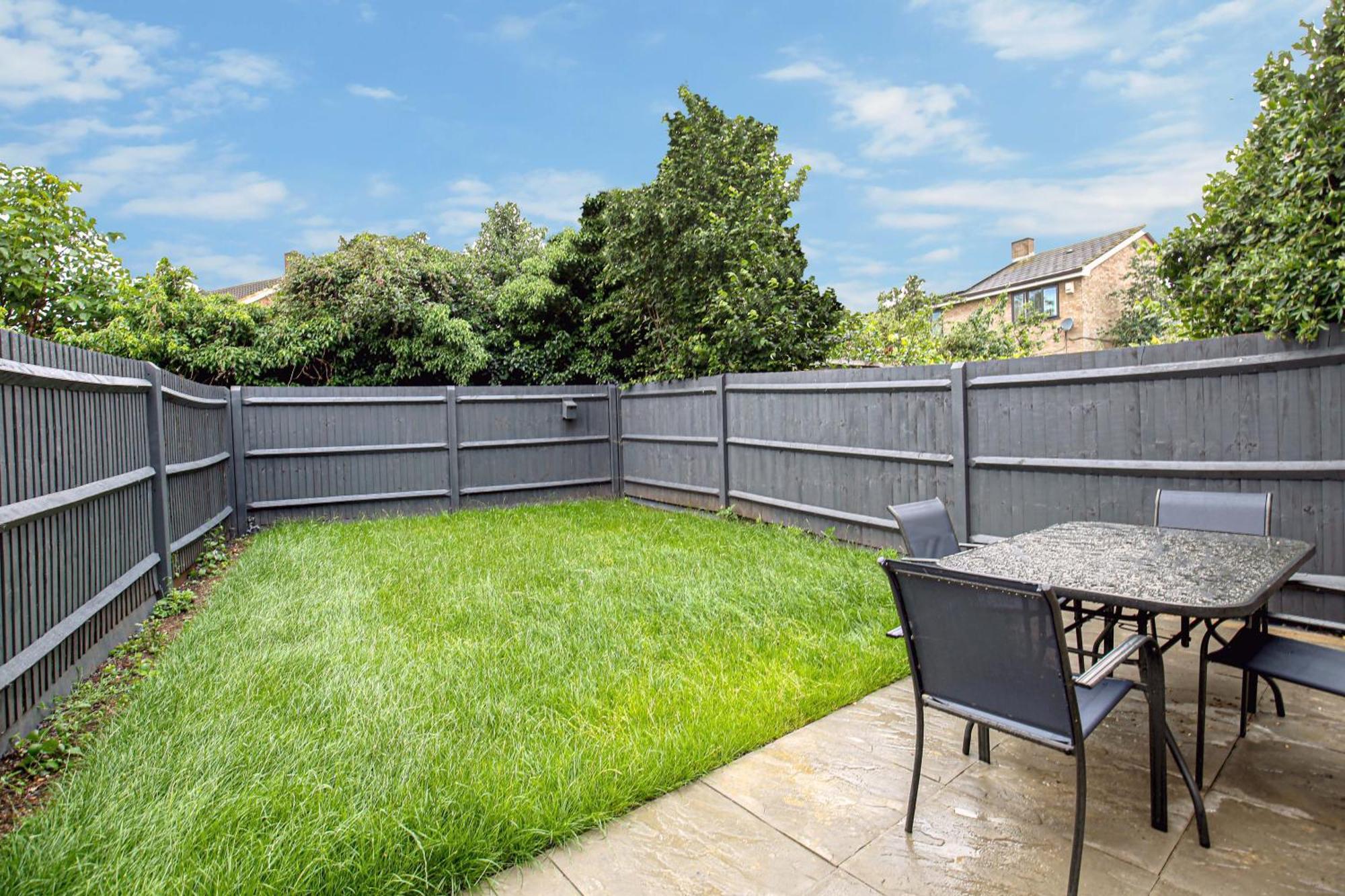 Prime Location - 4 Bedroom 3 Bathroom House - Sleeps Up To 8 - Free Parking, Fast Wifi, Balcony, Smart Tv And Private Garden By Yoko * Milton Keynes