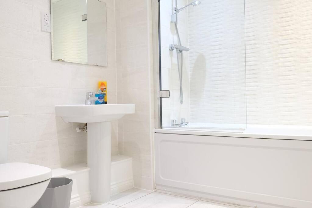 Prime Location - 4 Bedroom 3 Bathroom House - Sleeps Up To 8 - Free Parking, Fast Wifi, Balcony, Smart Tv And Private Garden By Yoko * Milton Keynes