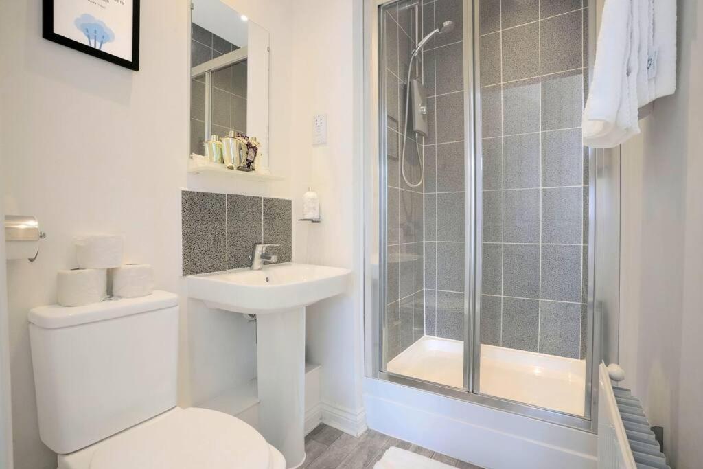 Prime Location - 4 Bedroom 3 Bathroom House - Sleeps Up To 8 - Free Parking, Fast Wifi, Balcony, Smart Tv And Private Garden By Yoko Holiday home