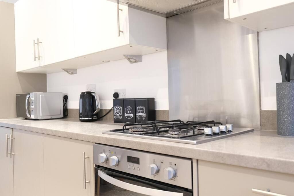 Holiday home Prime Location - 4 Bedroom 3 Bathroom House - Sleeps Up To 8 - Free Parking, Fast Wifi, Balcony, Smart Tv And Private Garden By Yoko Milton Keynes