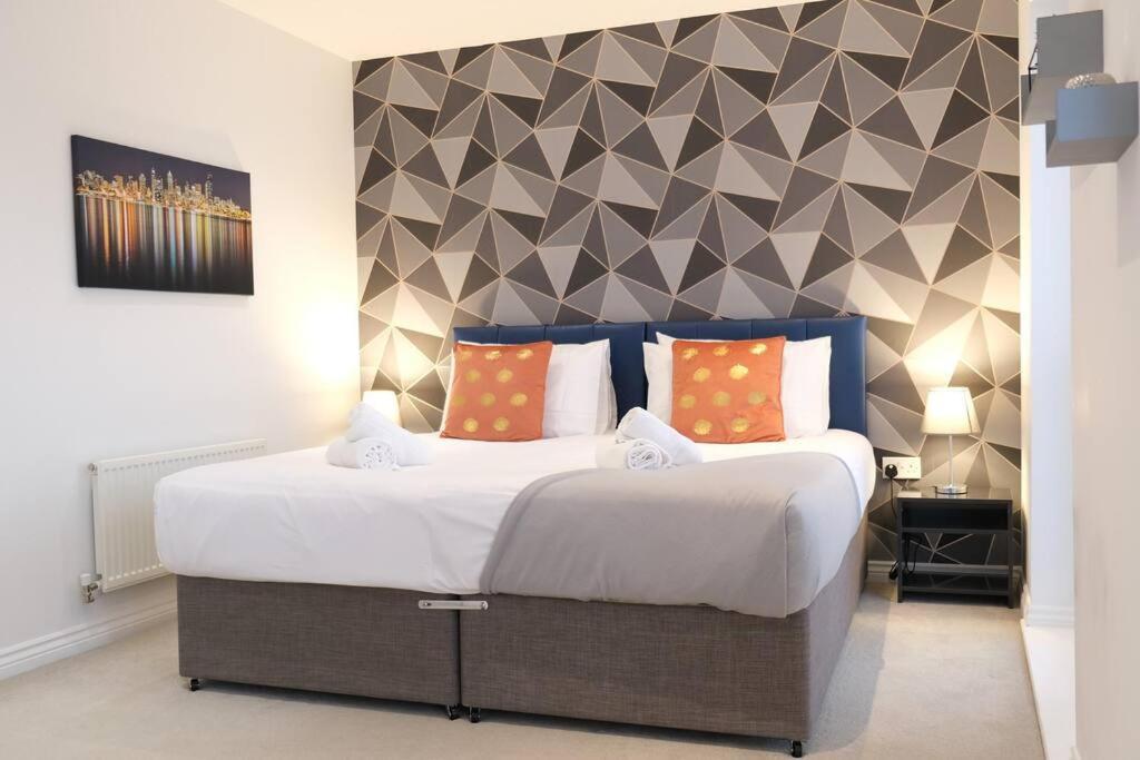 Prime Location - 4 Bedroom 3 Bathroom House - Sleeps Up To 8 - Free Parking, Fast Wifi, Balcony, Smart Tv And Private Garden By Yoko
