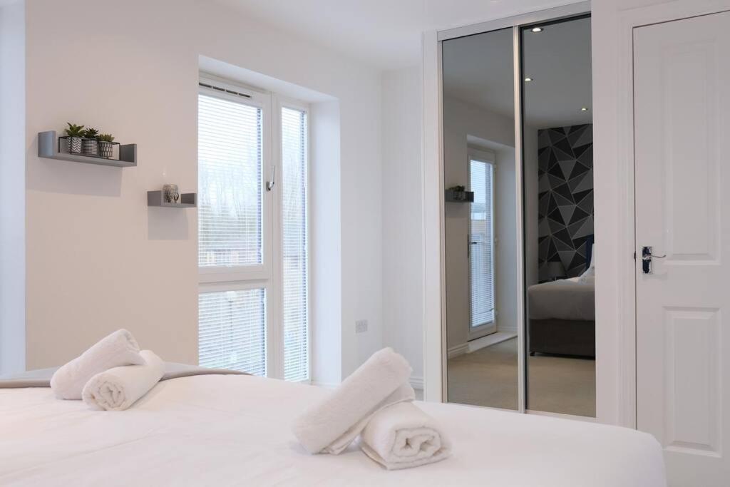 Prime Location - 4 Bedroom 3 Bathroom House - Sleeps Up To 8 - Free Parking, Fast Wifi, Balcony, Smart Tv And Private Garden By Yoko *