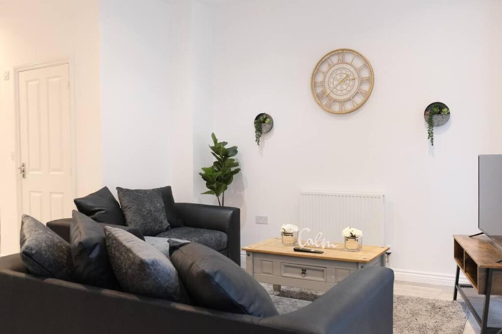 Holiday home Prime Location - 4 Bedroom 3 Bathroom House - Sleeps Up To 8 - Free Parking, Fast Wifi, Balcony, Smart Tv And Private Garden By Yoko