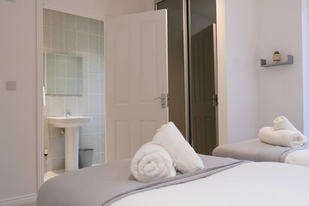 Holiday home Prime Location - 4 Bedroom 3 Bathroom House - Sleeps Up To 8 - Free Parking, Fast Wifi, Balcony, Smart Tv And Private Garden By Yoko *