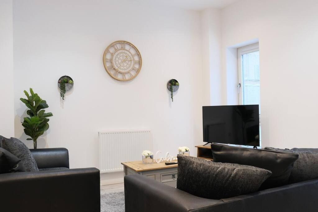 Holiday home Prime Location - 4 Bedroom 3 Bathroom House - Sleeps Up To 8 - Free Parking, Fast Wifi, Balcony, Smart Tv And Private Garden By Yoko Milton Keynes