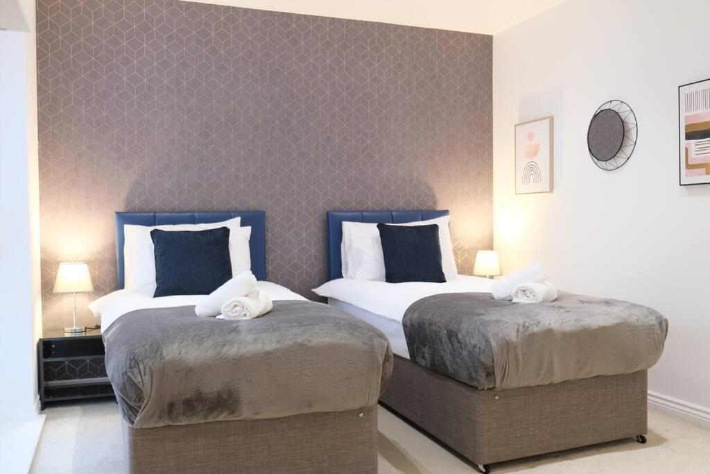 Prime Location - 4 Bedroom 3 Bathroom House - Sleeps Up To 8 - Free Parking, Fast Wifi, Balcony, Smart Tv And Private Garden By Yoko * Milton Keynes
