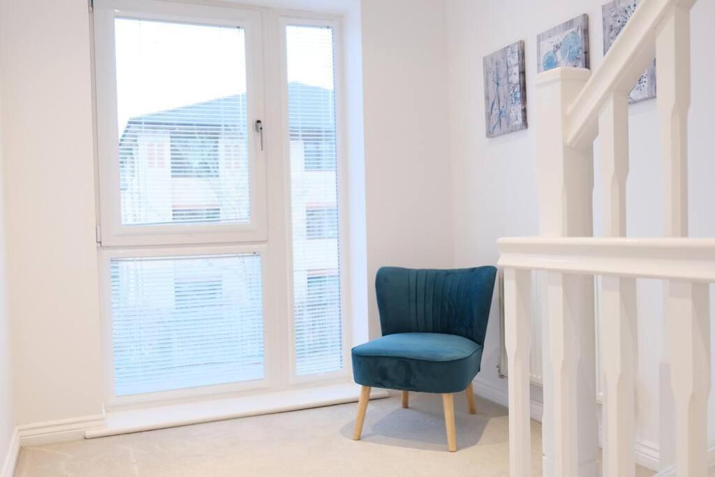 Prime Location - 4 Bedroom 3 Bathroom House - Sleeps Up To 8 - Free Parking, Fast Wifi, Balcony, Smart Tv And Private Garden By Yoko