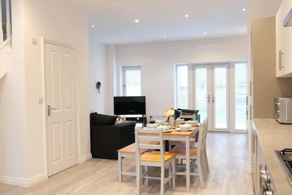 Prime Location - 4 Bedroom 3 Bathroom House - Sleeps Up To 8 - Free Parking, Fast Wifi, Balcony, Smart Tv And Private Garden By Yoko Holiday home