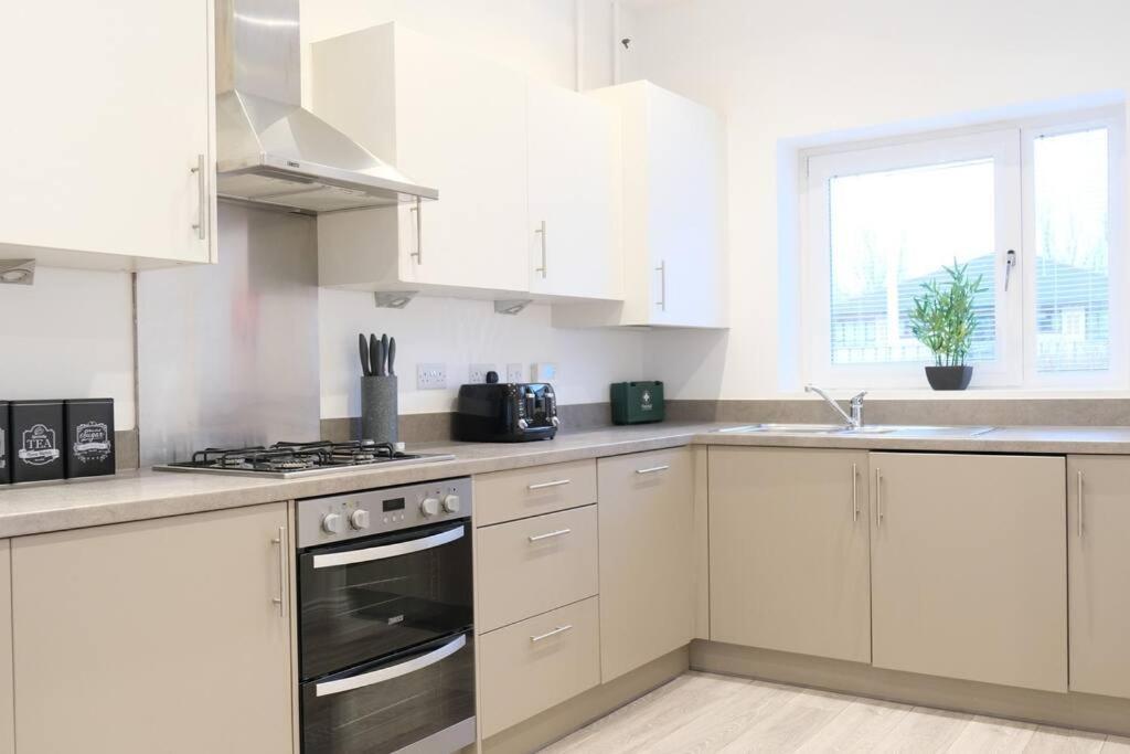 Holiday home Prime Location - 4 Bedroom 3 Bathroom House - Sleeps Up To 8 - Free Parking, Fast Wifi, Balcony, Smart Tv And Private Garden By Yoko