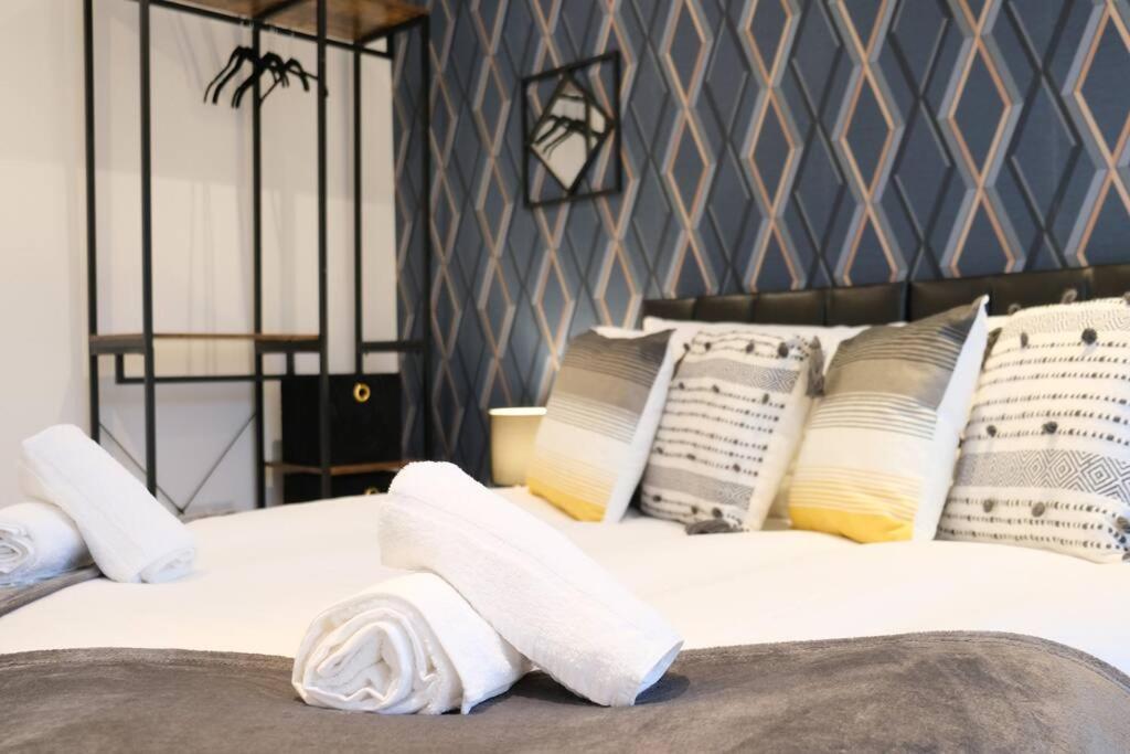 Holiday home Prime Location - 4 Bedroom 3 Bathroom House - Sleeps Up To 8 - Free Parking, Fast Wifi, Balcony, Smart Tv And Private Garden By Yoko *