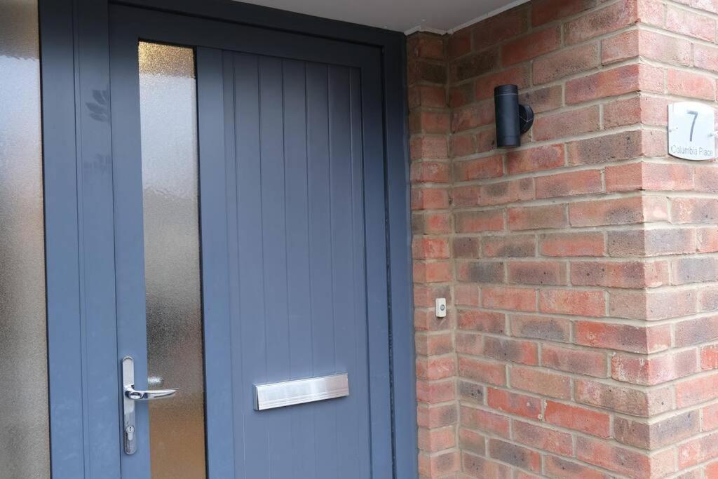 Holiday home Prime Location - 4 Bedroom 3 Bathroom House - Sleeps Up To 8 - Free Parking, Fast Wifi, Balcony, Smart Tv And Private Garden By Yoko Milton Keynes