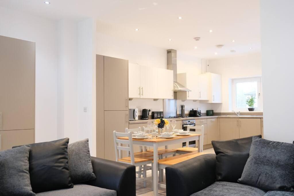 Prime Location - 4 Bedroom 3 Bathroom House - Sleeps Up To 8 - Free Parking, Fast Wifi, Balcony, Smart Tv And Private Garden By Yoko Milton Keynes