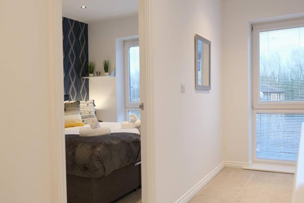 Prime Location - 4 Bedroom 3 Bathroom House - Sleeps Up To 8 - Free Parking, Fast Wifi, Balcony, Smart Tv And Private Garden By Yoko Holiday home *