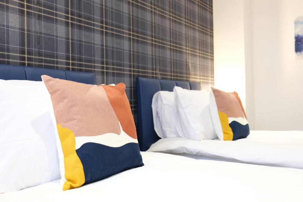 Holiday home Prime Location - 4 Bedroom 3 Bathroom House - Sleeps Up To 8 - Free Parking, Fast Wifi, Balcony, Smart Tv And Private Garden By Yoko *