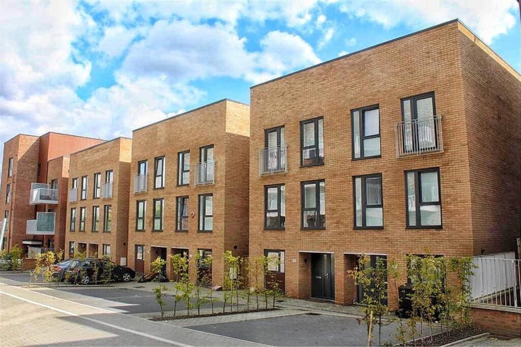 Prime Location - 4 Bedroom 3 Bathroom House - Sleeps Up To 8 - Free Parking, Fast Wifi, Balcony, Smart Tv And Private Garden By Yoko Holiday home Milton Keynes