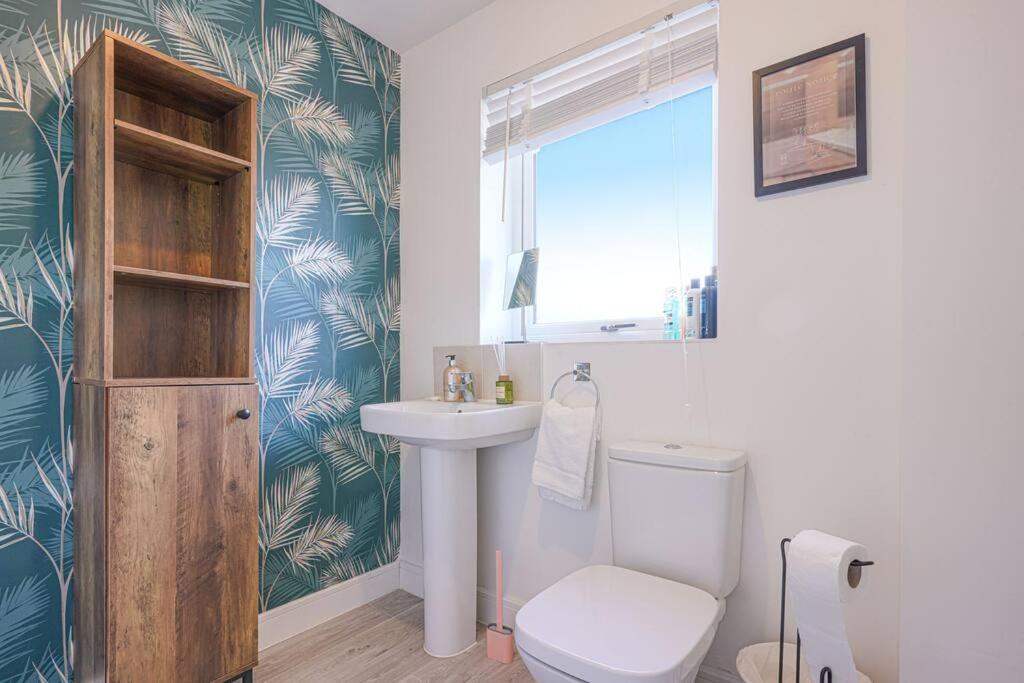 Glebe House - 5 Bedroom 3 Bathroom - Sleeps 10 - Driveway Parking, Fast Wifi, Smarttvs With Skytv, Xbox And Netflix By Yoko Holiday home *