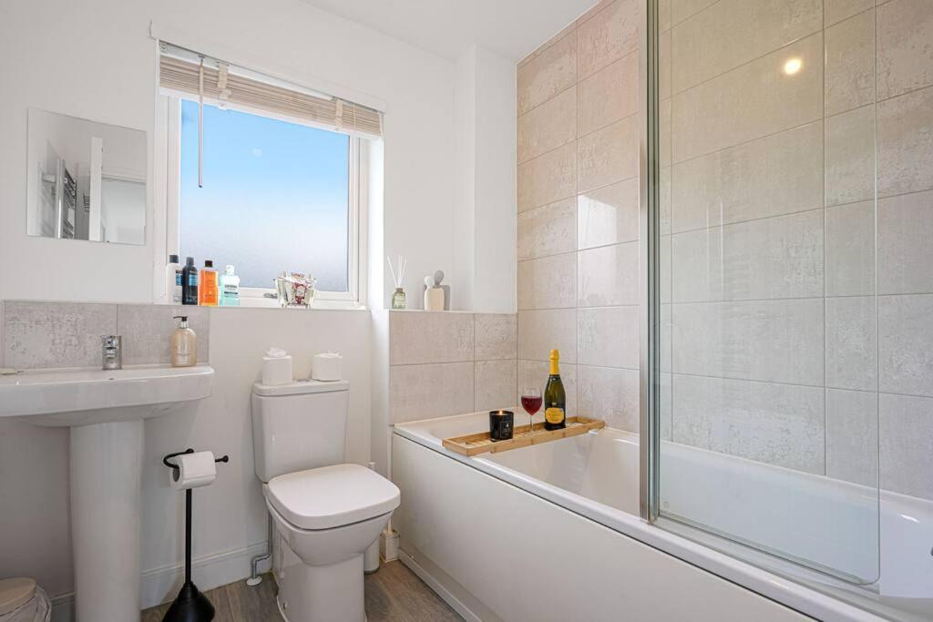 Glebe House - 5 Bedroom 3 Bathroom - Sleeps 10 - Driveway Parking, Fast Wifi, Smarttvs With Skytv, Xbox And Netflix By Yoko *