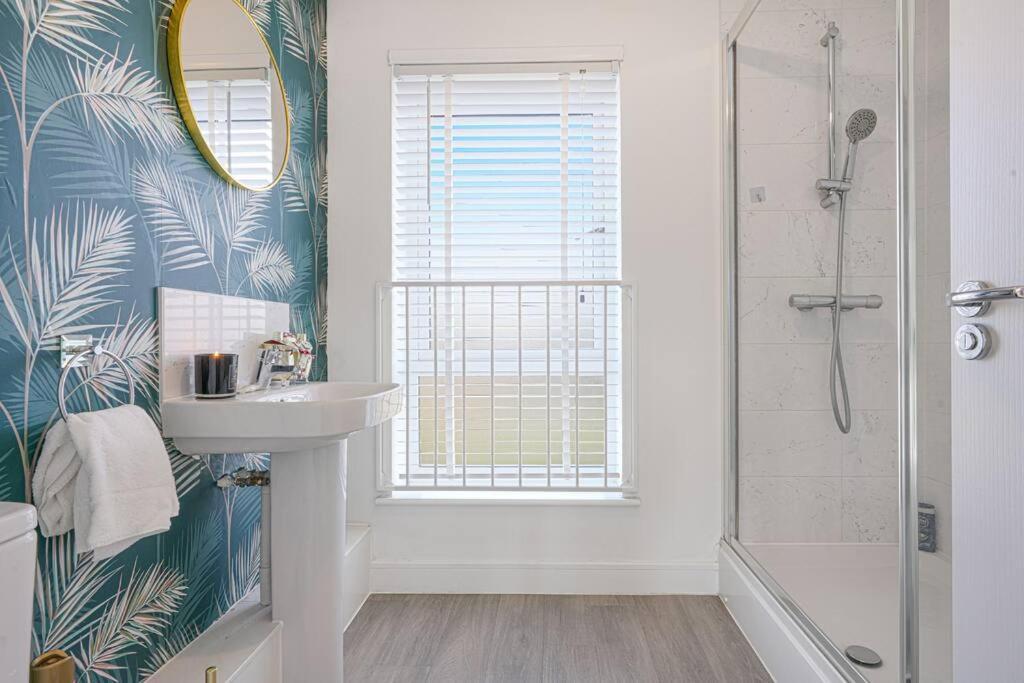 Glebe House - 5 Bedroom 3 Bathroom - Sleeps 10 - Driveway Parking, Fast Wifi, Smarttvs With Skytv, Xbox And Netflix By Yoko Holiday home